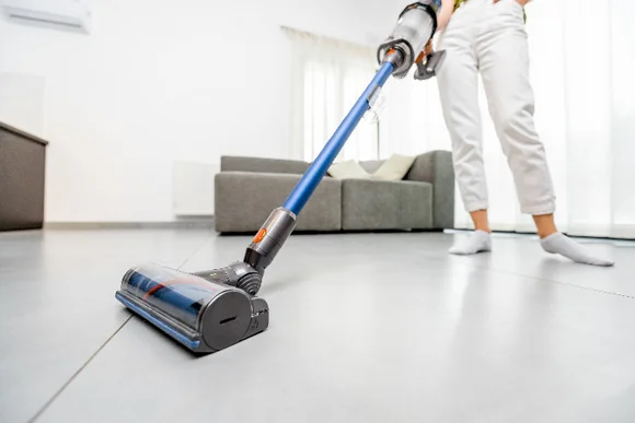 Staubsauger auf Fliesenboden